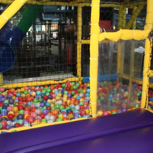 Pelotero completo con pileta de pelotas y toboganes