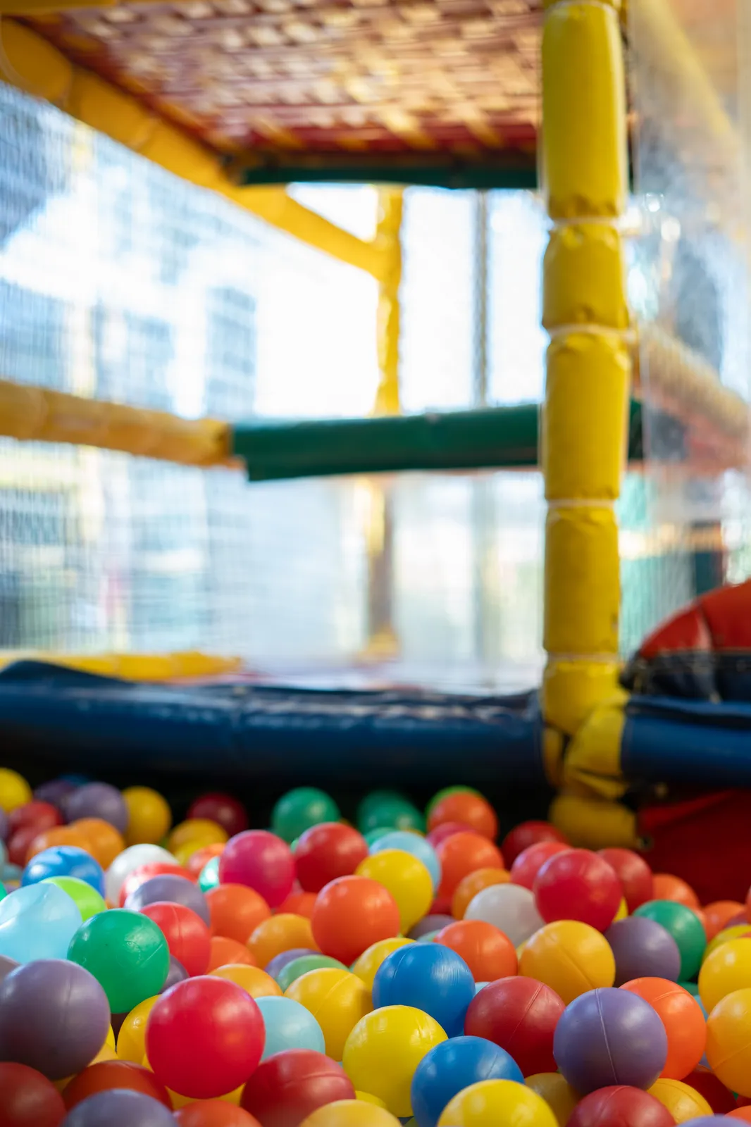 Pelotero infantil con pelotas de colores